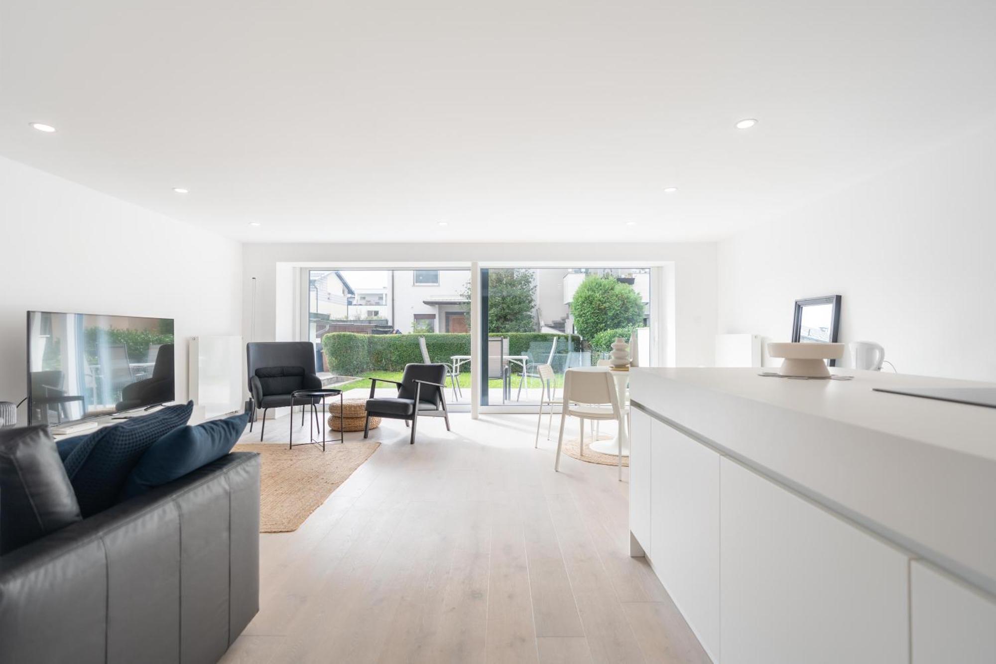Black & White Apartments Rozna Dolina 卢布尔雅那 外观 照片