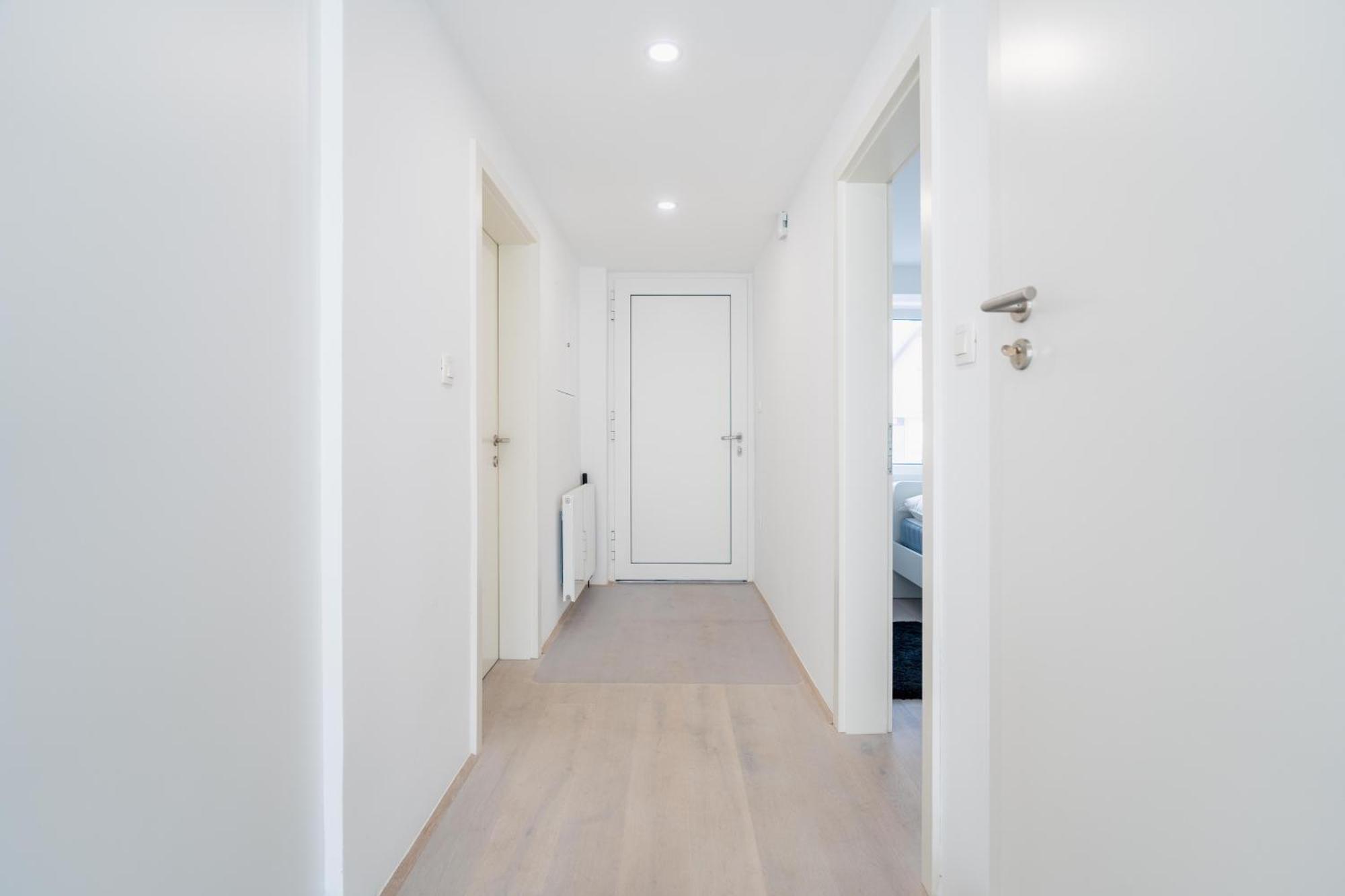 Black & White Apartments Rozna Dolina 卢布尔雅那 外观 照片