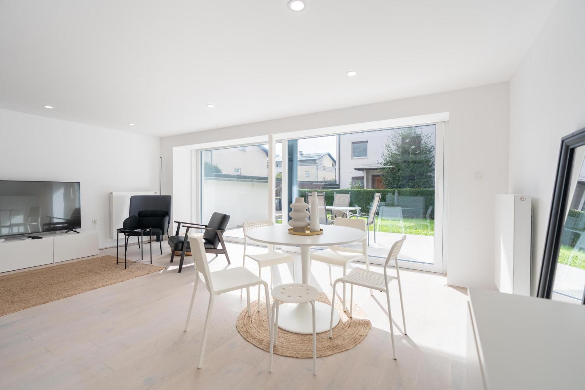 Black & White Apartments Rozna Dolina 卢布尔雅那 外观 照片
