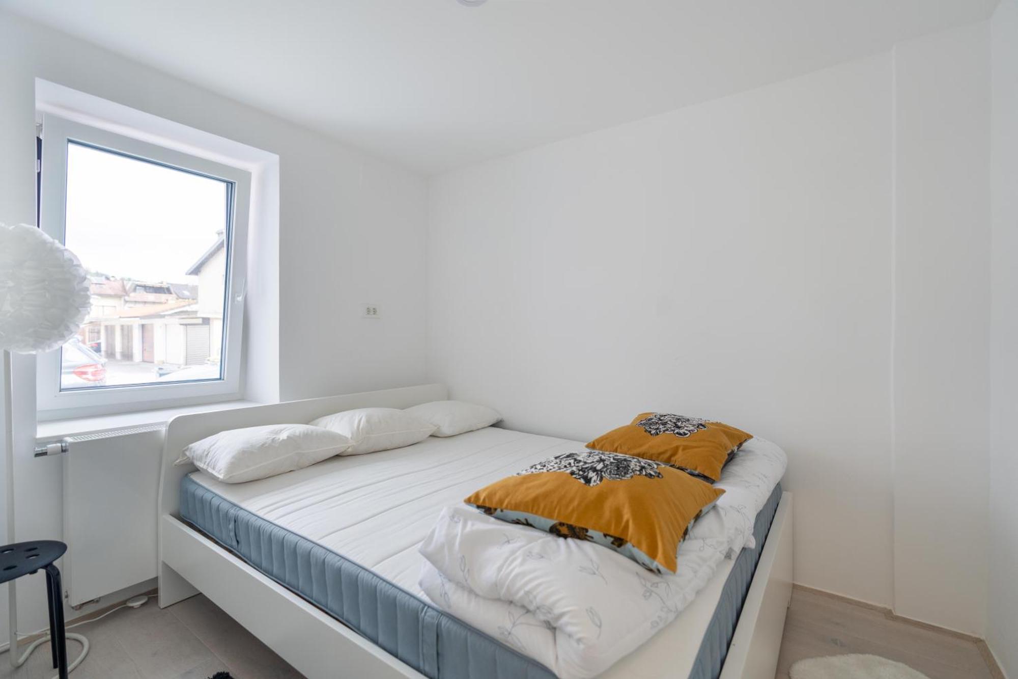 Black & White Apartments Rozna Dolina 卢布尔雅那 外观 照片
