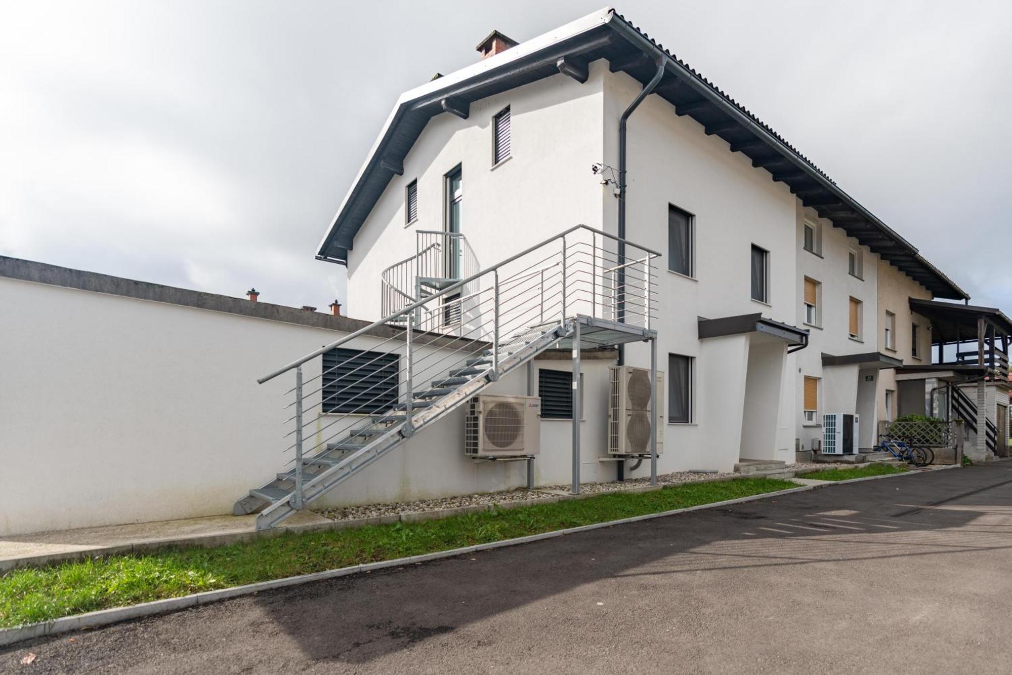 Black & White Apartments Rozna Dolina 卢布尔雅那 外观 照片
